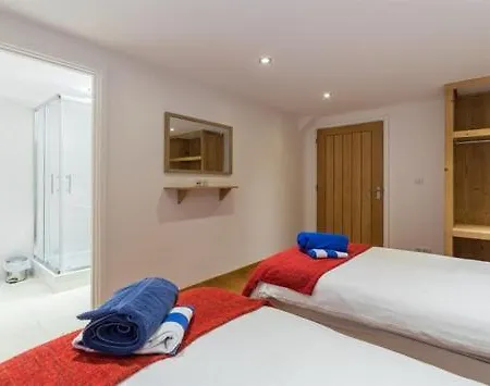 Les Chosalets Chalet Sleeps 14 *